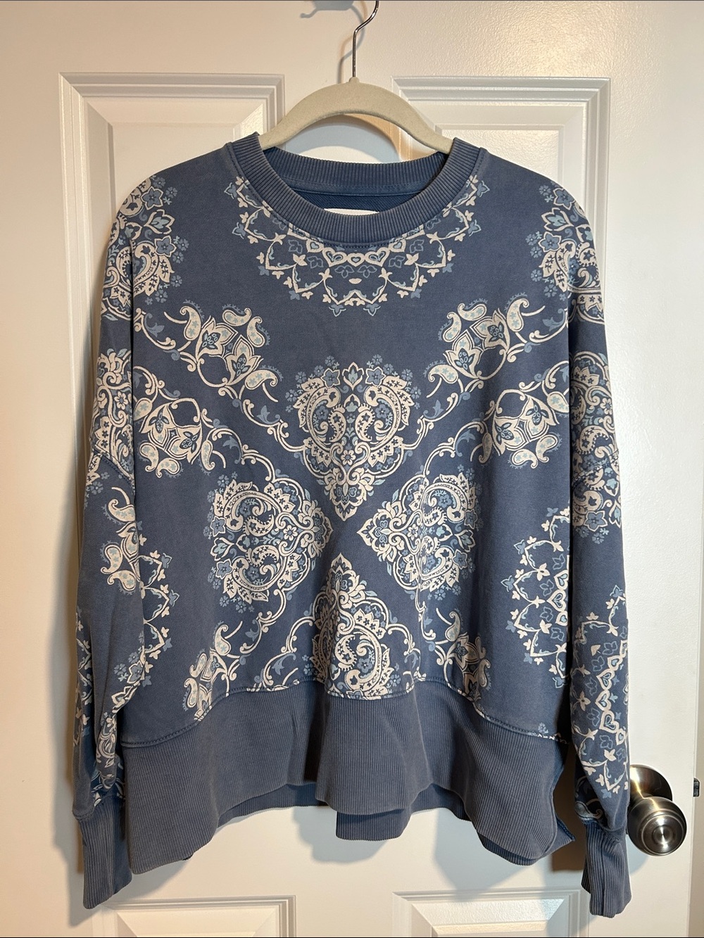 American Eagle Oversized Blue Bandana Print Cozy Sweatshirt Women's XXS